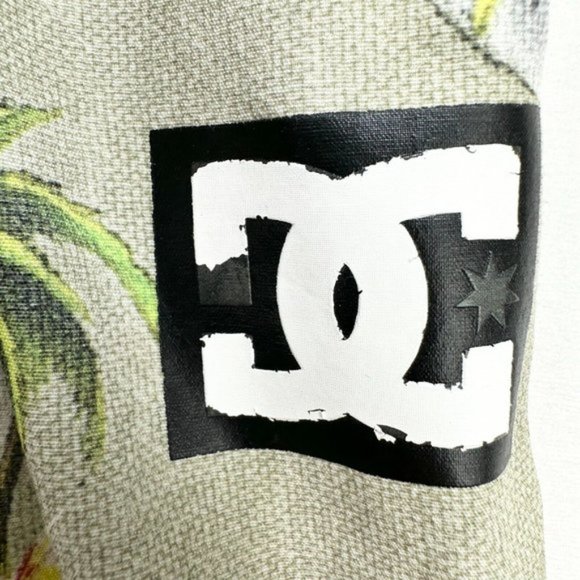 DC Board Shorts Mens 33 Medium Flat Front Beach Outdoors Modern Casual Floral - Picture 3 of 7